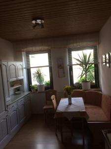ein Wohnzimmer mit einem Tisch und 2 Fenstern in der Unterkunft Otterbau in Belgern