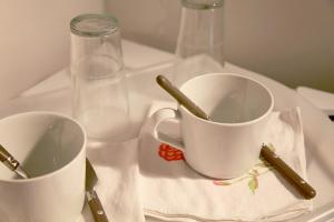 dos tazas sentadas en una mesa con una servilleta en UNE PAUSE EN FORET A LA FERME, en Bormes-les-Mimosas