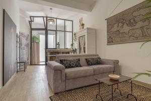 salon z kanapą i stołem w obiekcie Casa Caterina w mieście Noto