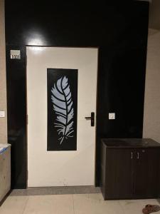 una puerta blanca con una imagen en blanco y negro en Saral Sky Near Agora Mall, en Ahmedabad