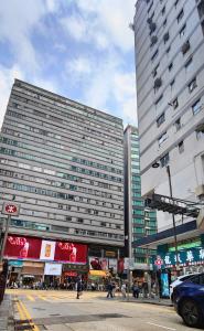 un grande edificio con scarpe sul lato di Four Seasons Hostel a Hong Kong