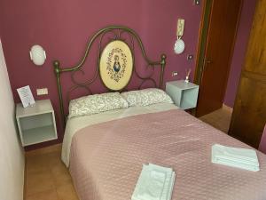Letto o letti in una camera di La Buca delle Fate Ristorante Albergo