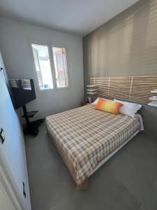 アヴォラにあるCasa del Carruboのベッドルーム1室(ベッド1台、枕2つ、テレビ付)