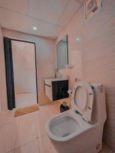 La salle de bains est pourvue de toilettes avec un couvercle. dans l'établissement wadi rum camp stars & jeep tour, à Wadi Rum