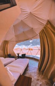 wadi rum camp stars & jeep tour في وادي رم: غرفة بسريرين ونافذة كبيرة
