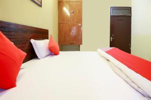 سرير أو أسرّة في غرفة في OYO Hotel Red Stone