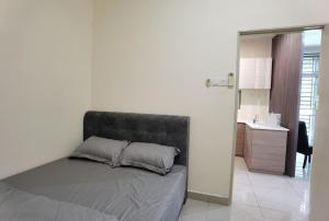 een slaapkamer met een bed met een zwart hoofdeinde bij 55 Cozy Home Mount Austin Eco Adda Setia Indah Daya in Johor Bahru