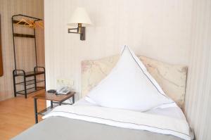 Postel nebo postele na pokoji v ubytování Hotel Harzer am Kurpark