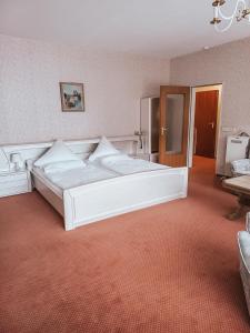 Postel nebo postele na pokoji v ubytování Hotel Harzer am Kurpark