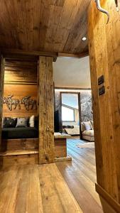 Habitación con cama en una cabaña de madera en Residence Cour Maison, en Pré-Saint-Didier