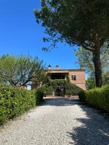 une maison avec une allée en face de celle-ci dans l'établissement Villa Dunya, à Montepulciano Stazione