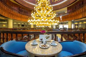 comedor con mesa y lámpara de araña en White Valley Palace en Hurghada
