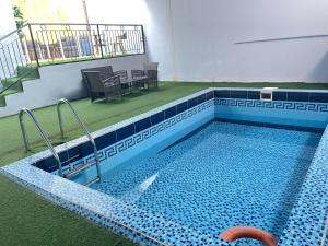 a swimming pool in a building with at شاليه منتجع هدا الأحلام in Al Fayşalīyah