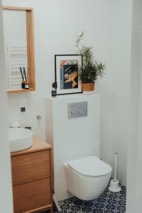 łazienka z toaletą i umywalką w obiekcie Krańcówka Szczyrk Dolna w Szczyrku