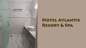 Atlantis Resort Spa Restaurant Swimming Pool, Banquet Hall, Guntur. في جونتور: حمام مع دش ومرحاض ومغسلة