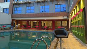 Atlantis Resort Spa Restaurant Swimming Pool, Banquet Hall, Guntur. tesisinde veya buraya yakın yüzme havuzu