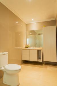 uma casa de banho com um WC e um lavatório em Villa Nugraha Lovina Private Pool em Singaraja