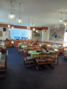Restoran või mõni muu söögikoht majutusasutuses Hotel Albert - RETRO