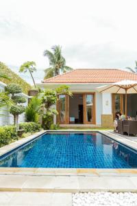 una piscina frente a una villa en Villa Nugraha Lovina Private Pool, en Singaraja