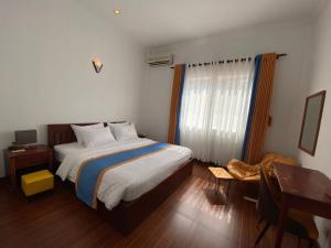 Maha Kali Hotel tesisinde bir odada yatak veya yataklar