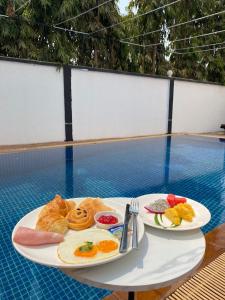 Maha Kali Hotel tesisinde konuklar için mevcut kahvaltı seçenekleri