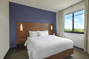 Postel nebo postele na pokoji v ubytování Residence Inn by Marriott Oahu Kapolei