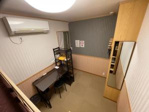an overhead view of a waiting room with a mirror at GuestHouse OC in Fujikawaguchiko