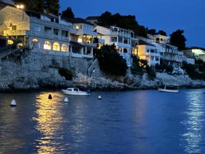 a group of houses on the shore of a body of water at SEAWAY in Zavalatica