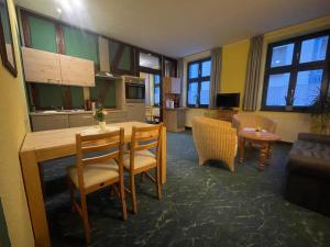 cocina y comedor con mesa y sillas en Warener Hof Apartments, en Waren