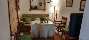 埃爾博斯克的住宿－CASA CHICA El Bosque，客厅配有桌子和沙发