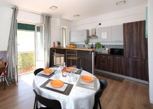 - une cuisine et une salle à manger avec une table et des chaises dans l'établissement Savona Sea House Apartment, à Savone