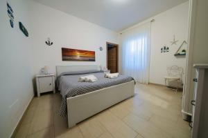 1 dormitorio con 1 cama con 2 toallas en Il Poggetto di Porto Ercole, en Porto Ercole