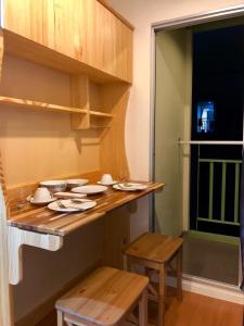 una cucina con bancone, piatti e ciotole di condo 24sqm close to MRT purple line Bangkrasor station a Nonthaburi