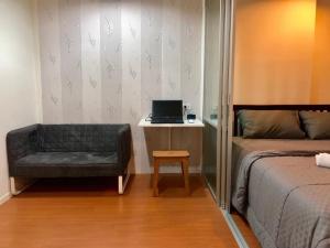 una camera con letto, sedia e TV di condo 24sqm close to MRT purple line Bangkrasor station a Nonthaburi