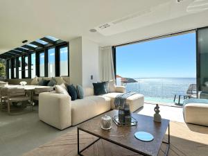 uma sala de estar com um sofá e uma mesa em MyBlueVista LUXURY WELLNESS VILLA La Mer NEAR MONACO em Roquebrune-Cap-Martin