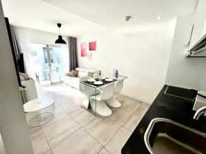 Kamar mandi di Cozy Flat with Amazing Roof top in Corralejo