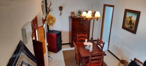 uma sala de estar com uma mesa de jantar e um quarto com em CASA CHICA El Bosque em El Bosque
