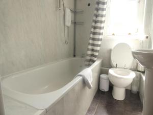 ein Badezimmer mit einer Badewanne, einem WC und einem Waschbecken in der Unterkunft Central 2-bed flat in Edinburgh in Edinburgh