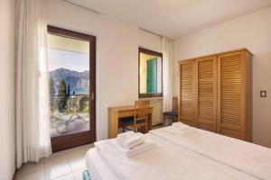 A bed or beds in a room at Residence il Cedro