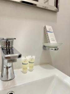 a kitchen sink with two cups on a counter at مارينا نجد للشقق الفندقية in Hotat bani tamim