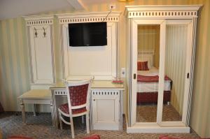 een kamer met een bureau en een slaapkamer met een bed bij Pensiunea Reset Club in Brăila