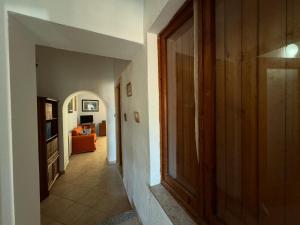 pasillo con puerta abierta a la sala de estar en PM 12 Via Umberto Primo Guest House, en Torpè
