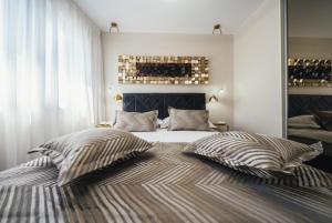 Un pat sau paturi într-o cameră la Apartment Rixos Zadar Private Parking Garage