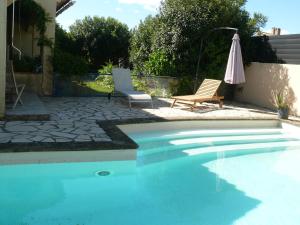 Bazén v ubytování Chambre privee dans villa avec piscine en Petite Camargue nebo v jeho okolí