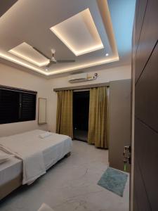 a bedroom with a bed and a ceiling at HALF MOON HOMESTAY in Kalyānpur