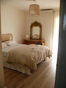 Postel nebo postele na pokoji v ubytování Chambre privee dans villa avec piscine en Petite Camargue