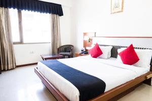 Hotel Royal Empire tesisinde bir odada yatak veya yataklar