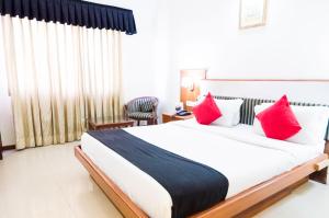 Een bed of bedden in een kamer bij Hotel Royal Empire
