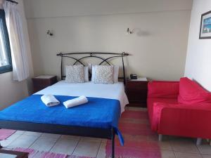 a bedroom with a bed and a couch at Ela Mesa in Souvala