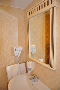 een badkamer met een wastafel en een spiegel bij Pensiunea Reset Club in Brăila